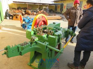 Machine à fabriquer des clous en fil métallique