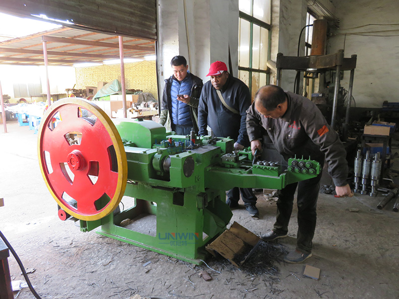 machine à fabriquer des clous à tête duplex